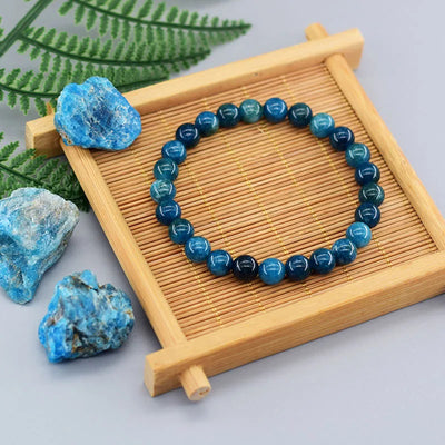 Armband aus blauen Apatit-Perlen auf einem Holzständer