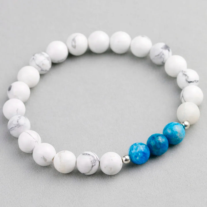 Armband aus Naturstein mit Apatit- und Howlite-Perlen
