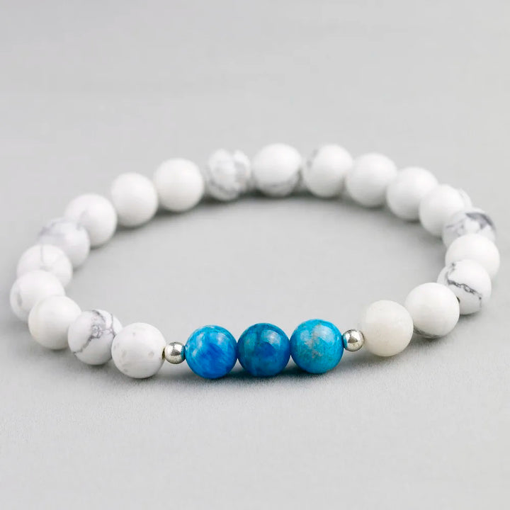 Armband aus Naturstein mit Apatit- und Howlite-Perlen