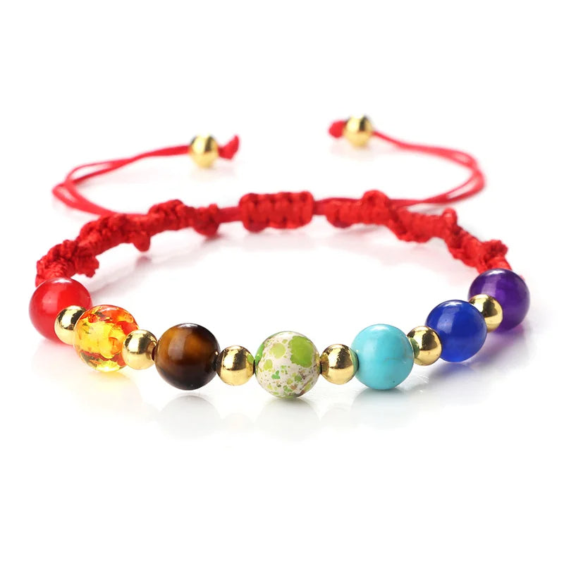 Armband aus sieben Chakren aus Naturstein mit Kupferperlen auf weißem Hintergrund