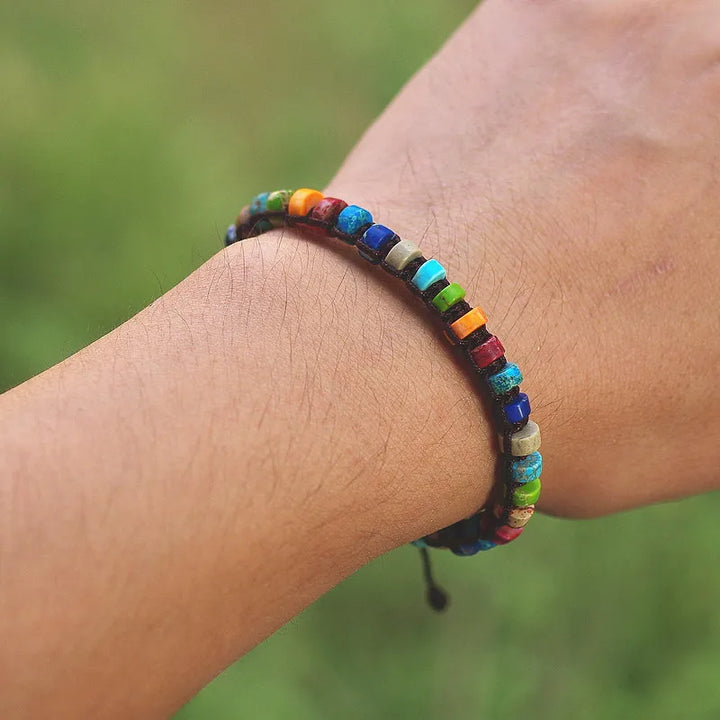 Armband mit sieben Chakren und Natursteinen im böhmischen Stil
