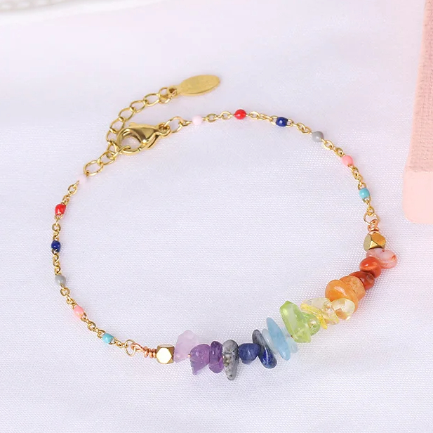 Armband sieben goldene Chakren mit Natursteinperlen