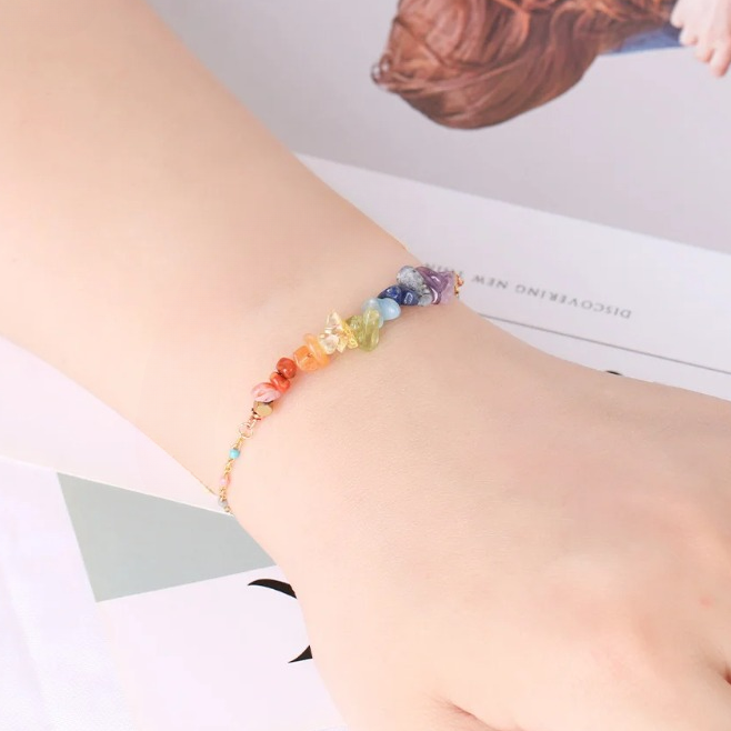 Armband sieben goldene Chakren mit Natursteinperlen