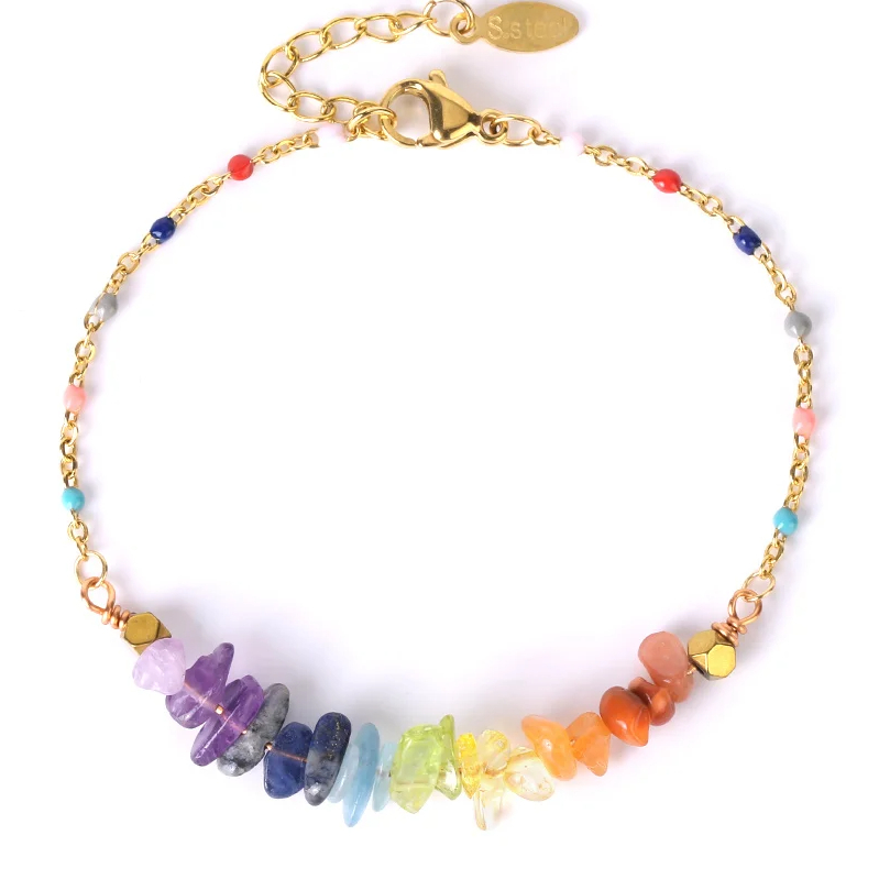 Goldenes Chakra-Armband mit Natursteinperlen auf weißem Hintergrund