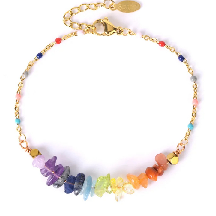 Goldenes Chakra-Armband mit Natursteinperlen auf weißem Hintergrund