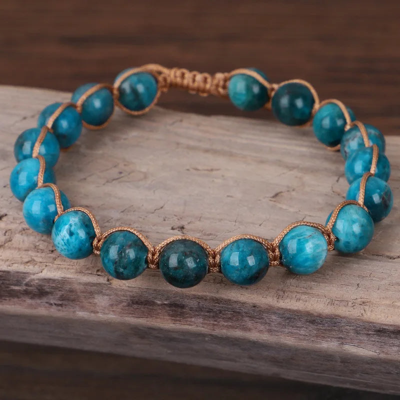 Handgewebtes Armband aus blauen Apatitperlen auf Holz
