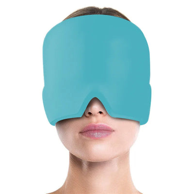 Kalte Kompressions-Migräne-Kappe auf dem Gesicht einer Frau auf weißem Hintergrund
