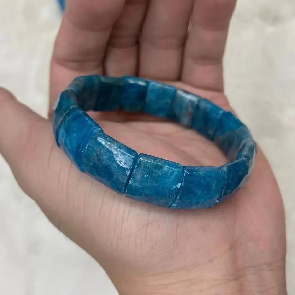 Rechteckiges apatit perlen armband für frauen in der hand einer person