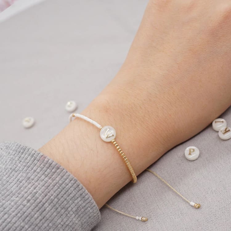 Bracelet en perles de coquillage avec pendentif initiale